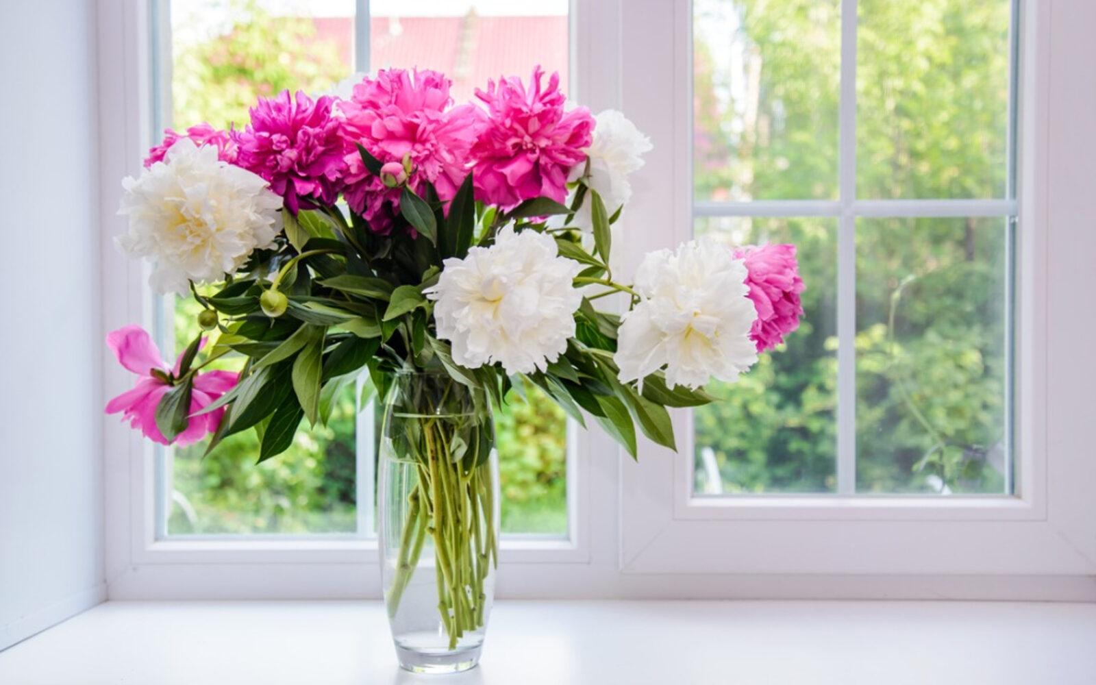 How Long Can Flowers Last Without a Vase?
